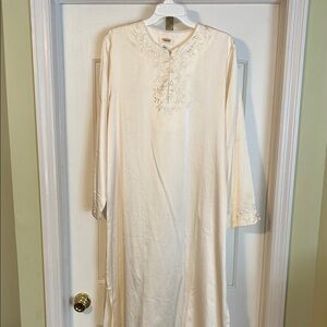 Talbots Intimates Cream Embroidered nightgown. Size L.